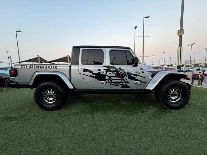 Подержанный Jeep Gladiator II (JT), 3.6 л, 2021 в Шардже от Al Fakhamah Used Cars Серебристый цвет. Американская | AUTO.AE