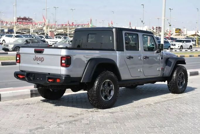 Подержанный Jeep Gladiator II (JT), 3.6 л, 2020 в Шардже от Alfaris Used Cars Серебристый цвет. Other | AUTO.AE