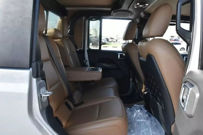 Подержанный Jeep Gladiator II (JT), 3.6 л, 2020 в Шардже от Alfaris Used Cars Серебристый цвет. Other | AUTO.AE