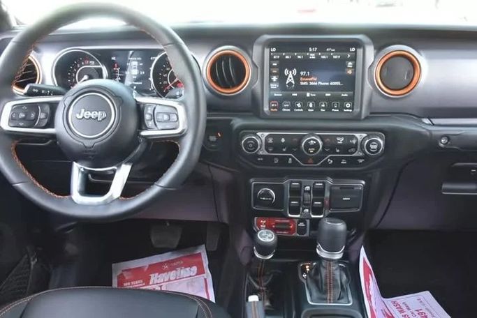 Подержанный Jeep Gladiator II (JT), 3.6 л, 2021 в Шардже от Alfaris Used Cars Черный цвет. Other | AUTO.AE