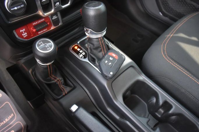 Подержанный Jeep Gladiator II (JT), 3.6 л, 2023 в Шардже от Alfaris Used Cars Серый цвет. Other | AUTO.AE