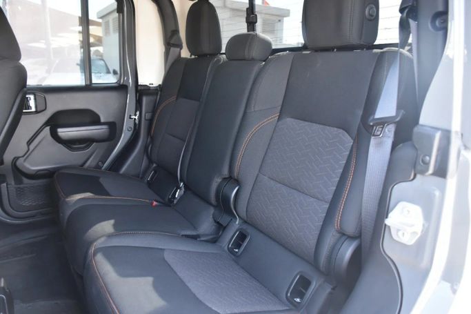 Подержанный Jeep Gladiator II (JT), 3.6 л, 2023 в Шардже от Alfaris Used Cars Серый цвет. Other | AUTO.AE