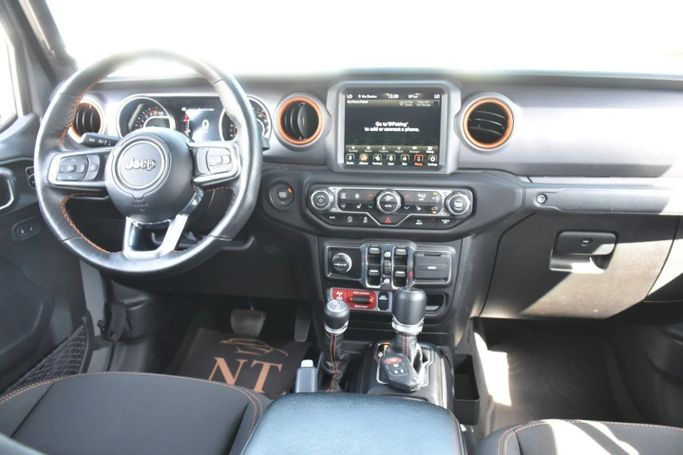 Подержанный Jeep Gladiator II (JT), 3.6 л, 2023 в Шардже от Alfaris Used Cars Серый цвет. Other | AUTO.AE