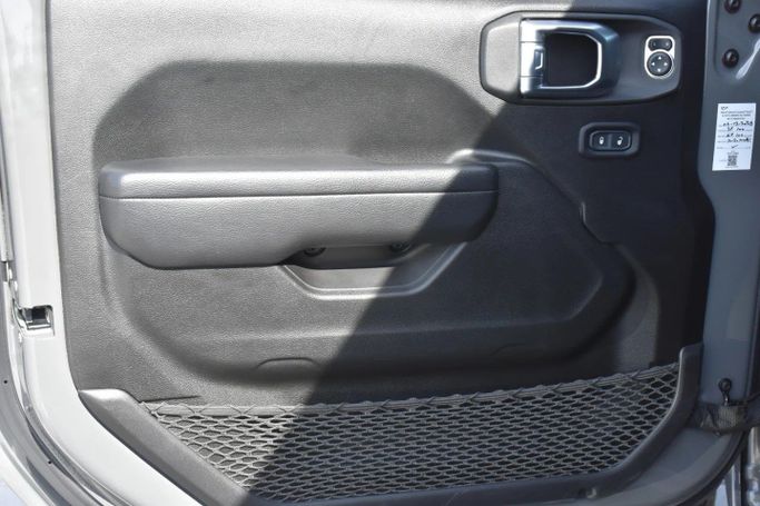 Подержанный Jeep Gladiator II (JT), 3.6 л, 2023 в Шардже от Alfaris Used Cars Серый цвет. Other | AUTO.AE