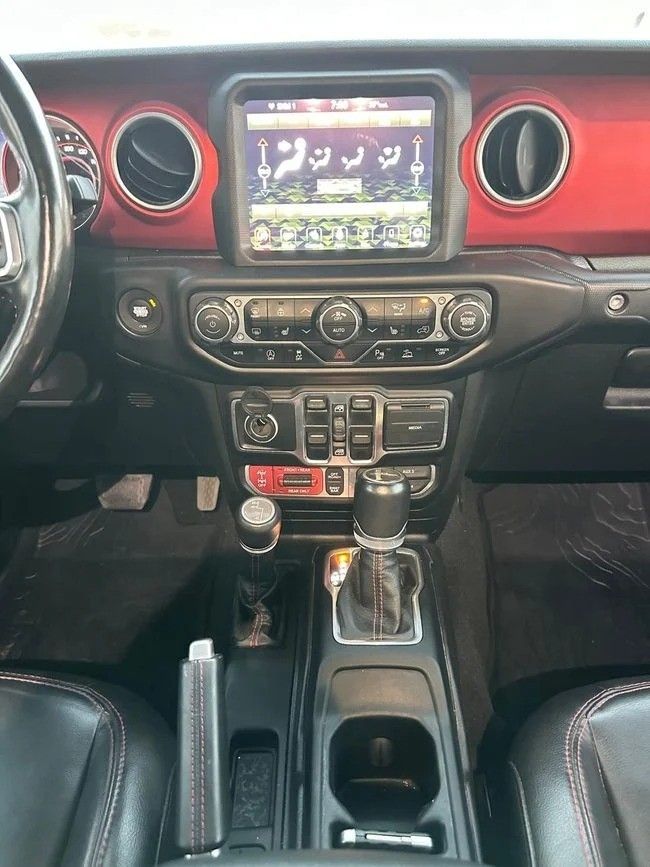 Подержанный Jeep Gladiator II (JT), 3.6 л, 2020 в Шардже от Al Hashal Used Cars Золотистый цвет. Канадская | AUTO.AE