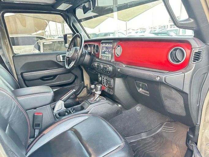 Подержанный Jeep Gladiator II (JT), 3.6 л, 2020 в Шардже от Al Hashal Used Cars Золотистый цвет. Канадская | AUTO.AE