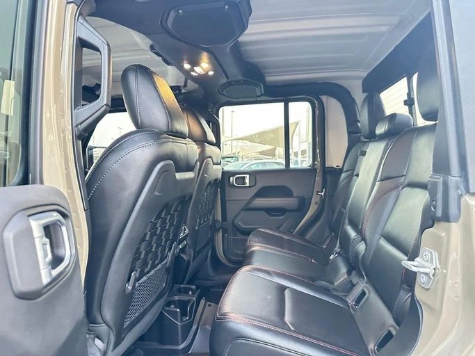 Подержанный Jeep Gladiator II (JT), 3.6 л, 2020 в Шардже от Al Hashal Used Cars Золотистый цвет. Канадская | AUTO.AE