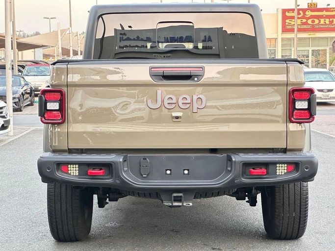 Подержанный Jeep Gladiator II (JT), 3.6 л, 2020 в Шардже от Al Hashal Used Cars Золотистый цвет. Канадская | AUTO.AE