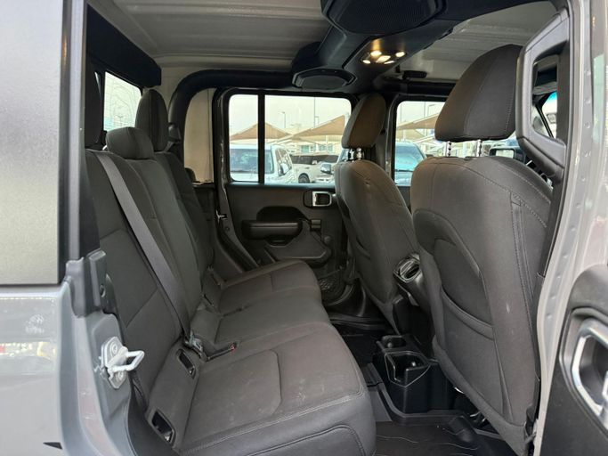 Подержанный Jeep Gladiator II (JT), 3.6 л, 2021 в Шардже от Al Fakhamah Used Cars Серый цвет. Американская | AUTO.AE