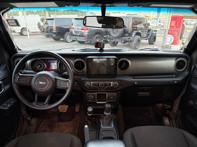 Подержанный Jeep Gladiator II (JT), 3.6 л, 2021 в Шардже от Al Fakhamah Used Cars Серый цвет. Американская | AUTO.AE