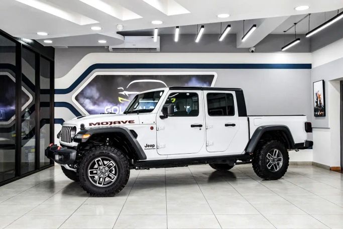 Used Jeep Gladiator II (JT) Facelift, 3.6 l, 2025 in Sharjah by Golden Desert Used Car, White color.  | AUTO.AE | Listing #263188
