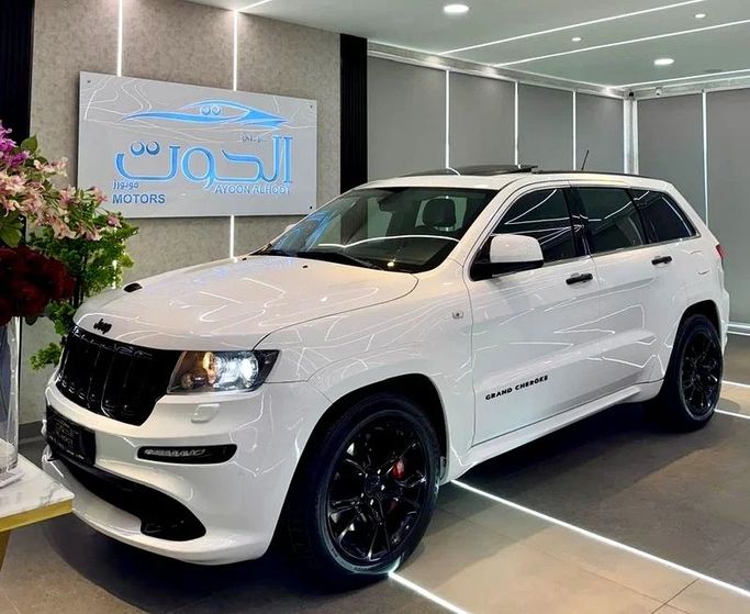 Подержанный Jeep Grand Cherokee SRT IV (WK2) Рестайлинг, 6.4 л, 2014 в Шардже от Ayoon Alhoot Motors Белый цвет. GCC | AUTO.AE