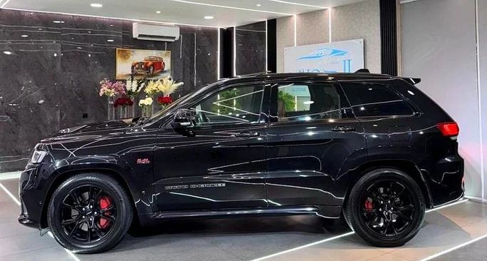 Used Jeep Grand Cherokee SRT IV (WK2) Facelift, 6.4 l, 2015 in Sharjah by Ayoon Alhoot Motors, Black color. GCC Specs | AUTO.AE