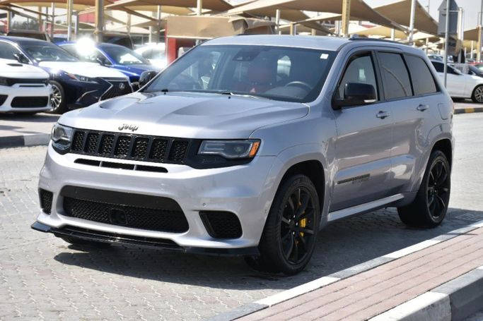 Подержанный Jeep Grand Cherokee V (WL), 3.6 л, 2021 в Шардже от Alfaris Used Cars Серебристый цвет. Other | AUTO.AE