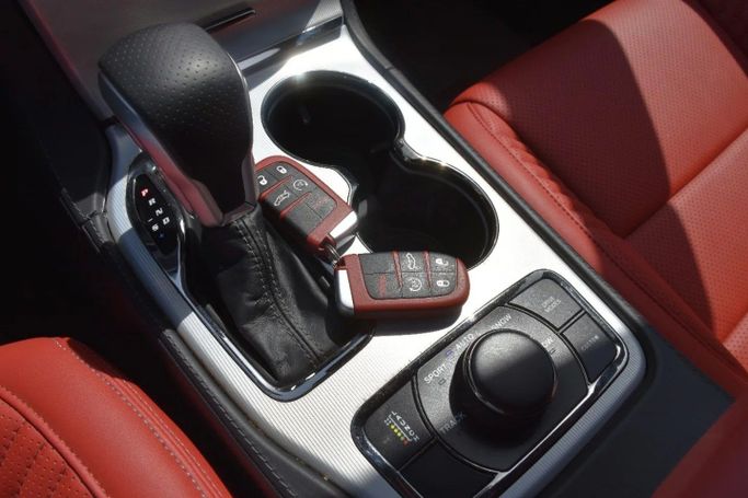 Подержанный Jeep Grand Cherokee V (WL), 3.6 л, 2021 в Шардже от Alfaris Used Cars Серебристый цвет. Other | AUTO.AE