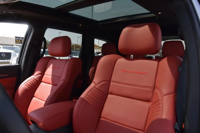 Подержанный Jeep Grand Cherokee V (WL), 3.6 л, 2021 в Шардже от Alfaris Used Cars Серебристый цвет. Other | AUTO.AE