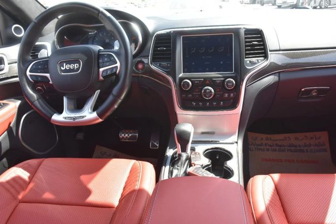 Подержанный Jeep Grand Cherokee V (WL), 3.6 л, 2021 в Шардже от Alfaris Used Cars Серебристый цвет. Other | AUTO.AE