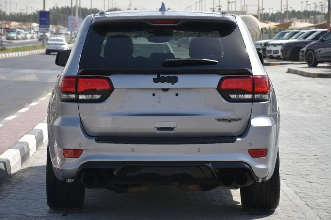 Подержанный Jeep Grand Cherokee V (WL), 3.6 л, 2021 в Шардже от Alfaris Used Cars Серебристый цвет. Other | AUTO.AE