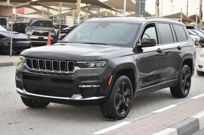 Подержанный Jeep Grand Cherokee L V (WL), 3.6 л, 2022 в Шардже от Alfaris Used Cars Черный цвет. Other | AUTO.AE