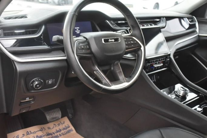 Подержанный Jeep Grand Cherokee L V (WL), 3.6 л, 2022 в Шардже от Alfaris Used Cars Черный цвет. Other | AUTO.AE