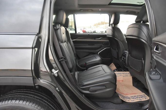 Подержанный Jeep Grand Cherokee L V (WL), 3.6 л, 2022 в Шардже от Alfaris Used Cars Черный цвет. Other | AUTO.AE