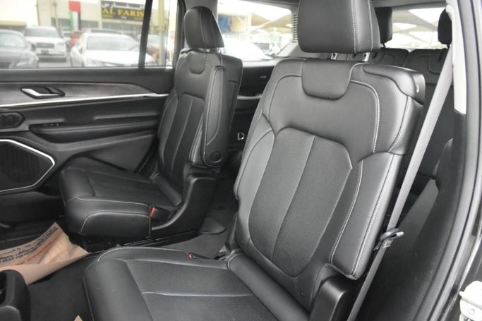 Подержанный Jeep Grand Cherokee L V (WL), 3.6 л, 2022 в Шардже от Alfaris Used Cars Черный цвет. Other | AUTO.AE