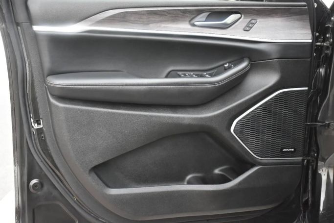Подержанный Jeep Grand Cherokee L V (WL), 3.6 л, 2022 в Шардже от Alfaris Used Cars Черный цвет. Other | AUTO.AE