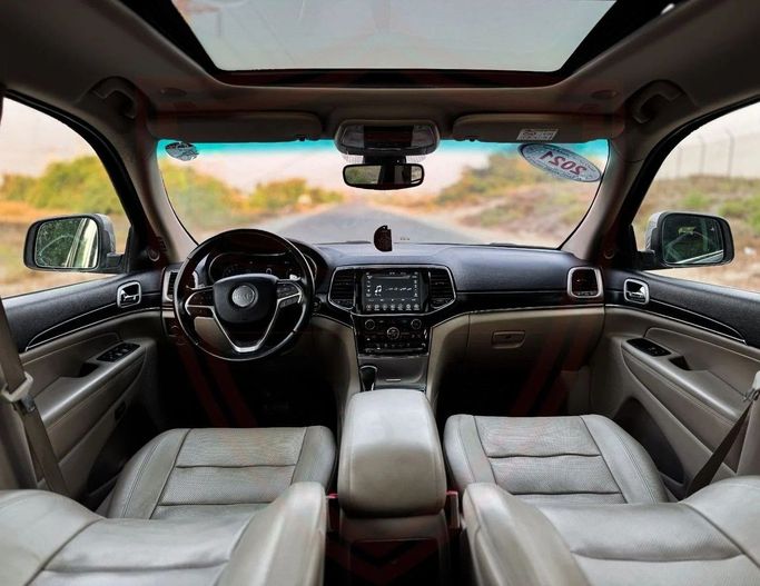 Подержанный Jeep Grand Cherokee IV (WK2) Рестайлинг, 3.6 л, 2021 в Шардже от Al Sayed Khamis Used Auto Trading Серебристый цвет. GCC | AUTO.AE