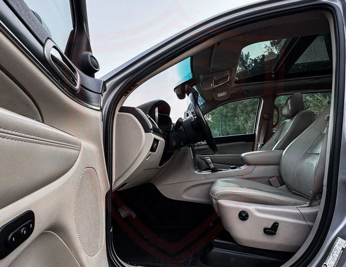 Подержанный Jeep Grand Cherokee IV (WK2) Рестайлинг, 3.6 л, 2021 в Шардже от Al Sayed Khamis Used Auto Trading Серебристый цвет. GCC | AUTO.AE