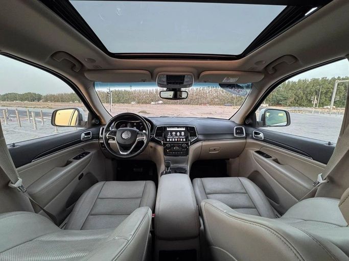 Подержанный Jeep Grand Cherokee IV (WK2) Рестайлинг, 3.6 л, 2021 в Шардже от Al Sayed Khamis Used Auto Trading Белый цвет. GCC | AUTO.AE