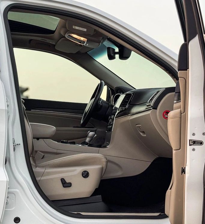 Подержанный Jeep Grand Cherokee IV (WK2) Рестайлинг, 3.6 л, 2021 в Шардже от Al Sayed Khamis Used Auto Trading Белый цвет. GCC | AUTO.AE