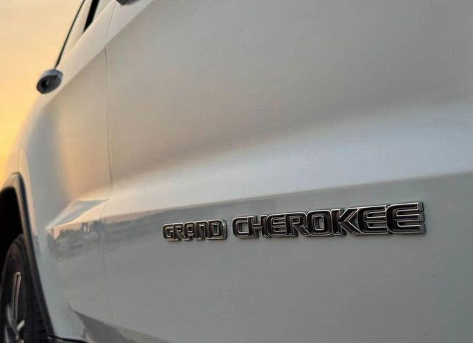 Подержанный Jeep Grand Cherokee IV (WK2) Рестайлинг, 3.6 л, 2021 в Шардже от Al Sayed Khamis Used Auto Trading Белый цвет. GCC | AUTO.AE