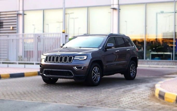 Подержанный Jeep Grand Cherokee IV (WK2) Рестайлинг, 3.6 л, 2018 в Шардже от Al Rukin Al Saudi Серый цвет. GCC | AUTO.AE