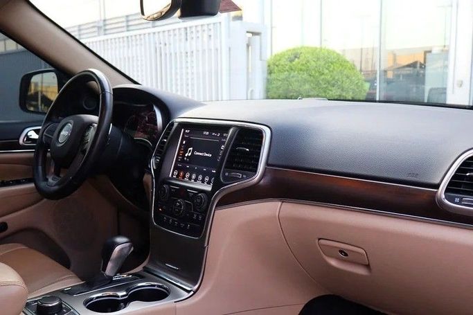 Подержанный Jeep Grand Cherokee IV (WK2) Рестайлинг, 3.6 л, 2018 в Шардже от Al Rukin Al Saudi Серый цвет. GCC | AUTO.AE