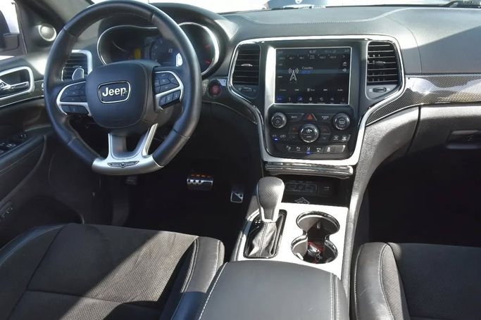 Подержанный Jeep Grand Cherokee Trackhawk IV (WK2) Рестайлинг, 6.2 л, 2018 в Шардже от Alfaris Used Cars Белый цвет. Other | AUTO.AE