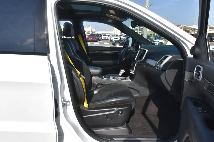 Подержанный Jeep Grand Cherokee Trackhawk IV (WK2) Рестайлинг, 6.2 л, 2018 в Шардже от Alfaris Used Cars Белый цвет. Other | AUTO.AE