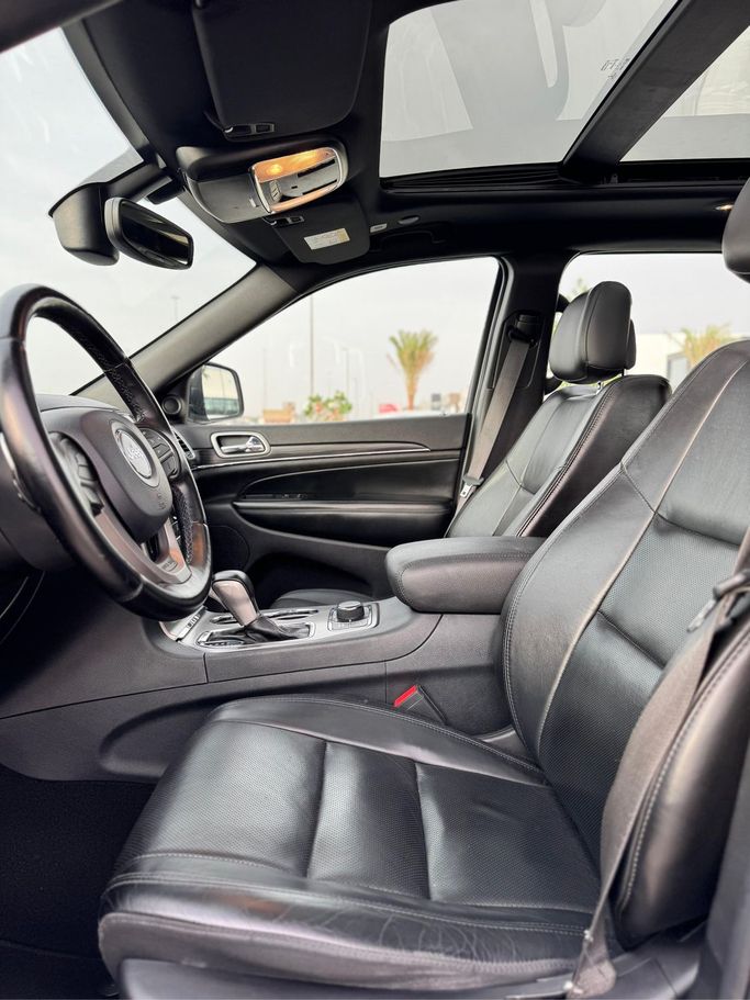 Used Jeep Grand Cherokee IV (WK2) Facelift, 3.6 l, 2020 in Sharjah, Grey color. GCC Specs | AUTO.AE