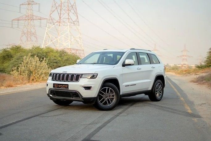 Подержанный Jeep Grand Cherokee L V (WL), 3.6 л, 2021 в Шардже от First Choice Cars Белый цвет. GCC | AUTO.AE