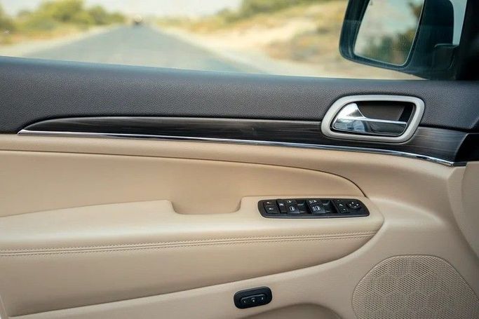 Подержанный Jeep Grand Cherokee L V (WL), 3.6 л, 2021 в Шардже от First Choice Cars Белый цвет. GCC | AUTO.AE