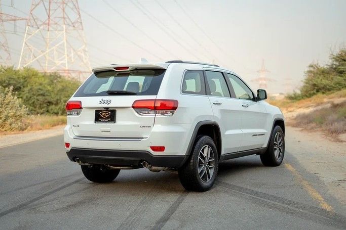 Подержанный Jeep Grand Cherokee L V (WL), 3.6 л, 2021 в Шардже от First Choice Cars Белый цвет. GCC | AUTO.AE