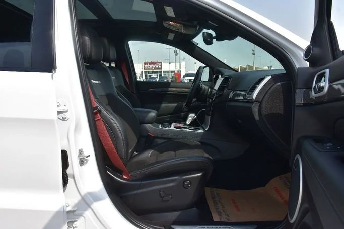 Used Jeep Grand Cherokee IV (WK2) Facelift, 5.7 l, 2021 in Sharjah by Alfaris Used Cars, White color. Other | AUTO.AE