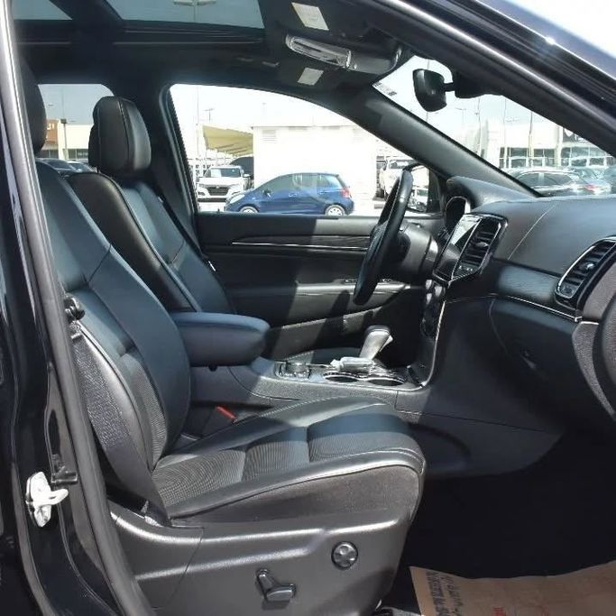 Подержанный Jeep Grand Cherokee IV (WK2) Рестайлинг, 3.6 л, 2021 в Шардже от Alfaris Used Cars Черный цвет. Other | AUTO.AE