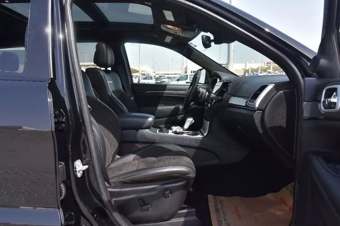 Подержанный Jeep Grand Cherokee IV (WK2) Рестайлинг, 5.7 л, 2020 в Шардже от Alfaris Used Cars Черный цвет. Other | AUTO.AE