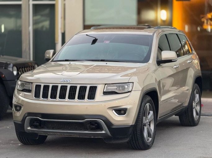 Подержанный Jeep Grand Cherokee IV (WK2) Рестайлинг, 5.7 л, 2014 в Шардже от Titanium Used Cars Золотистый цвет. GCC | AUTO.AE