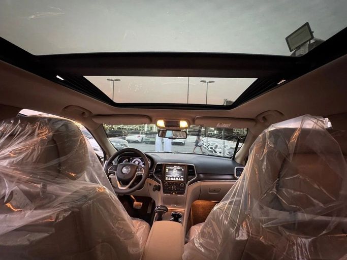 Подержанный Jeep Grand Cherokee IV (WK2) Рестайлинг, 5.7 л, 2014 в Шардже от Titanium Used Cars Золотистый цвет. GCC | AUTO.AE