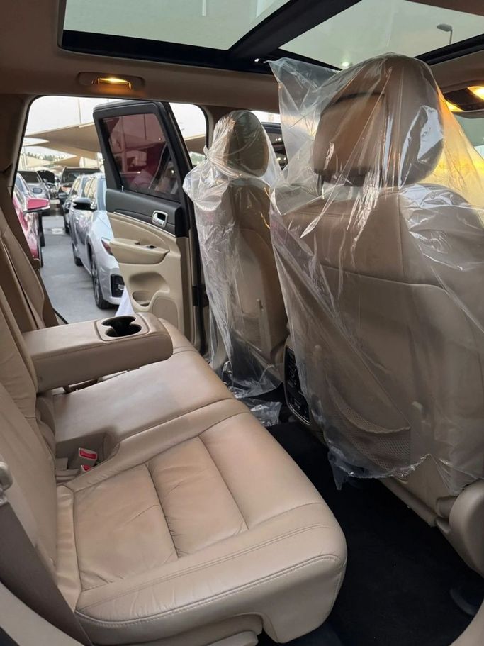 Подержанный Jeep Grand Cherokee IV (WK2) Рестайлинг, 5.7 л, 2014 в Шардже от Titanium Used Cars Золотистый цвет. GCC | AUTO.AE