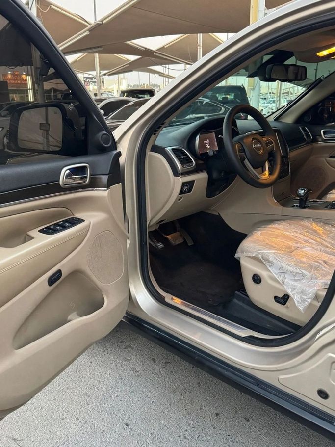 Подержанный Jeep Grand Cherokee IV (WK2) Рестайлинг, 5.7 л, 2014 в Шардже от Titanium Used Cars Золотистый цвет. GCC | AUTO.AE