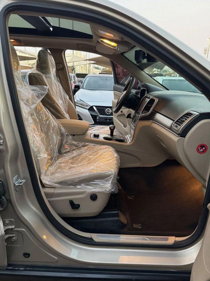 Подержанный Jeep Grand Cherokee IV (WK2) Рестайлинг, 5.7 л, 2014 в Шардже от Titanium Used Cars Золотистый цвет. GCC | AUTO.AE