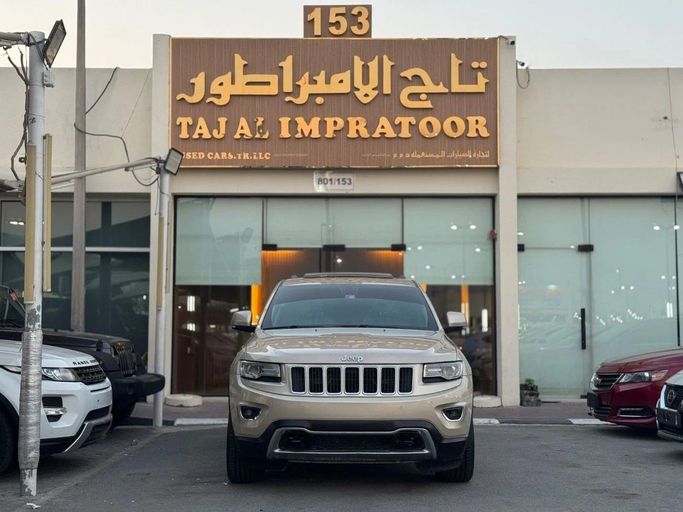 Подержанный Jeep Grand Cherokee IV (WK2) Рестайлинг, 5.7 л, 2014 в Шардже от Titanium Used Cars Золотистый цвет. GCC | AUTO.AE