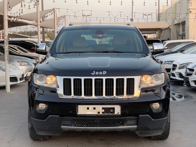 Подержанный Jeep Grand Cherokee IV (WK2) Рестайлинг, 3.6 л, 2014 в Шардже от Al Suraj Al Muneer Used Cars Черный цвет. GCC | AUTO.AE